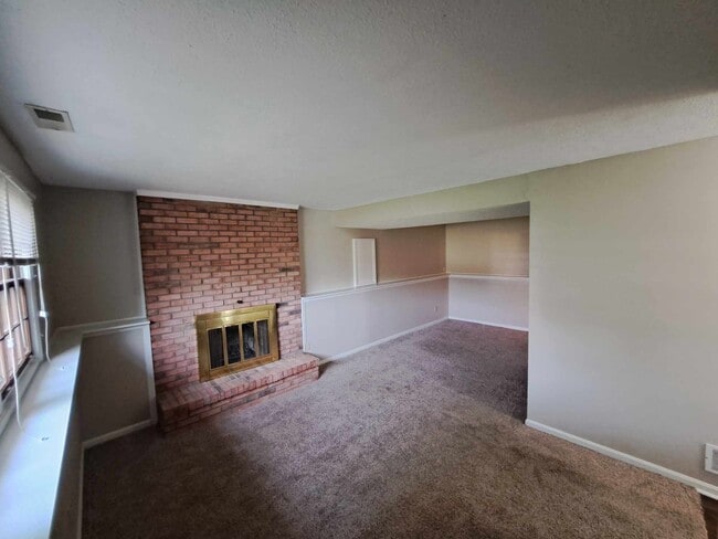 Building Photo - 377 Aaron Dr