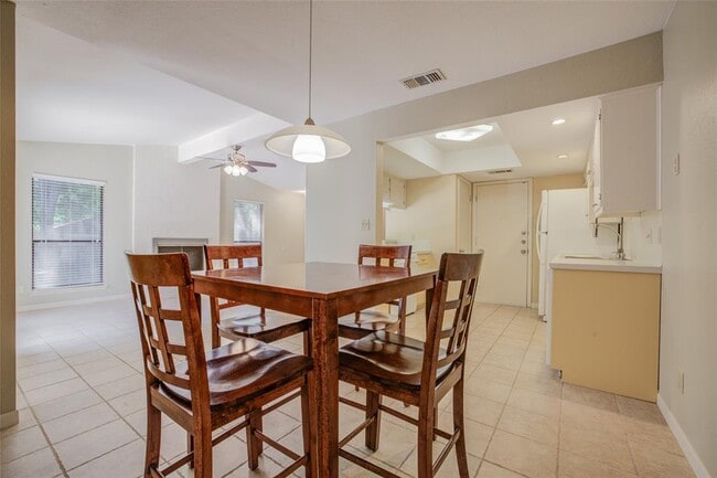 Building Photo - 306 Corral Ln