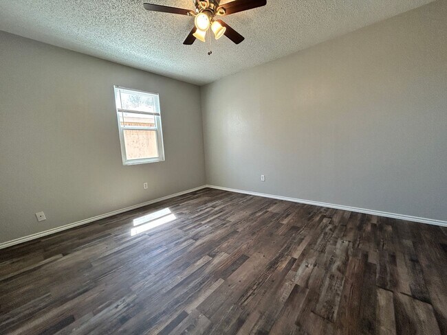 Building Photo - 9603 Elmwood Ave