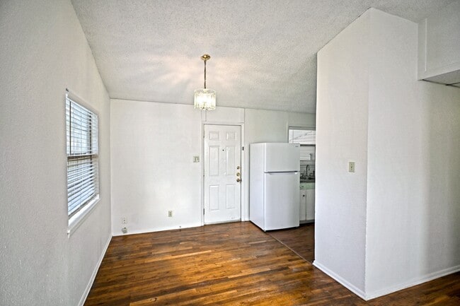 Building Photo - 633 S Academy Ave