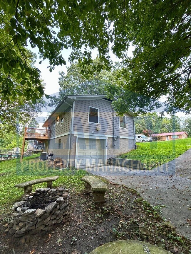 Building Photo - 1970 Greendale Dr NE
