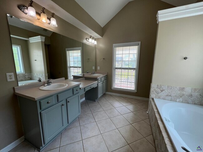 Building Photo - 206 Meyers Lake Dr