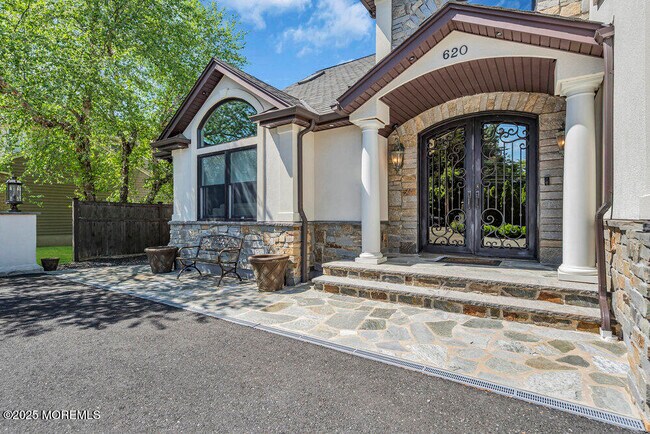 Building Photo - 620 Brookside Dr