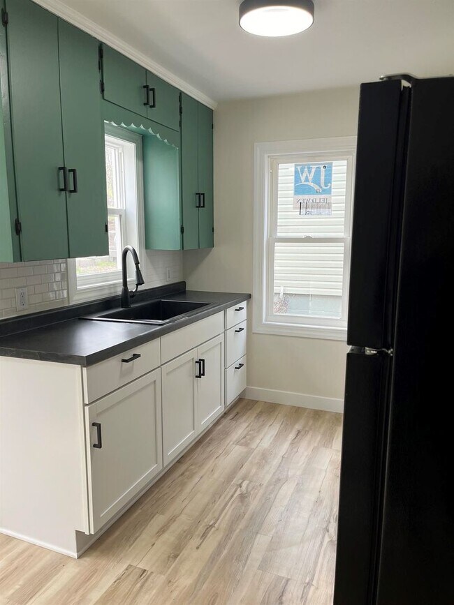 Building Photo - Spacious Two Bedroom!