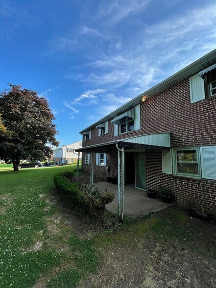 Building Photo - 218 Cardinal Dr