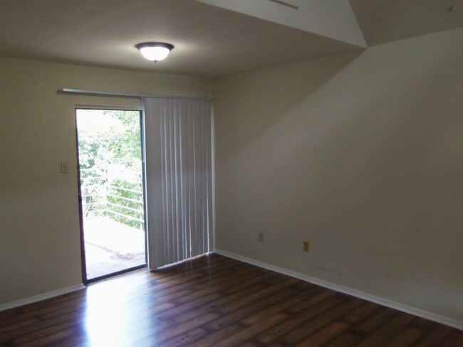 Building Photo - Cozy Condo close to downtown!!