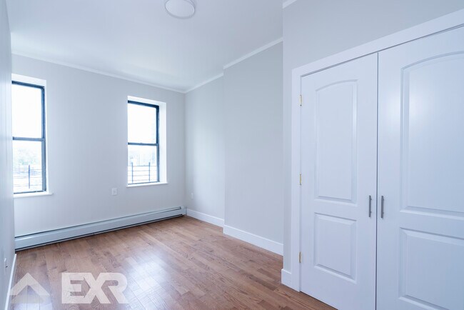 Building Photo - 647 Courtlandt Ave