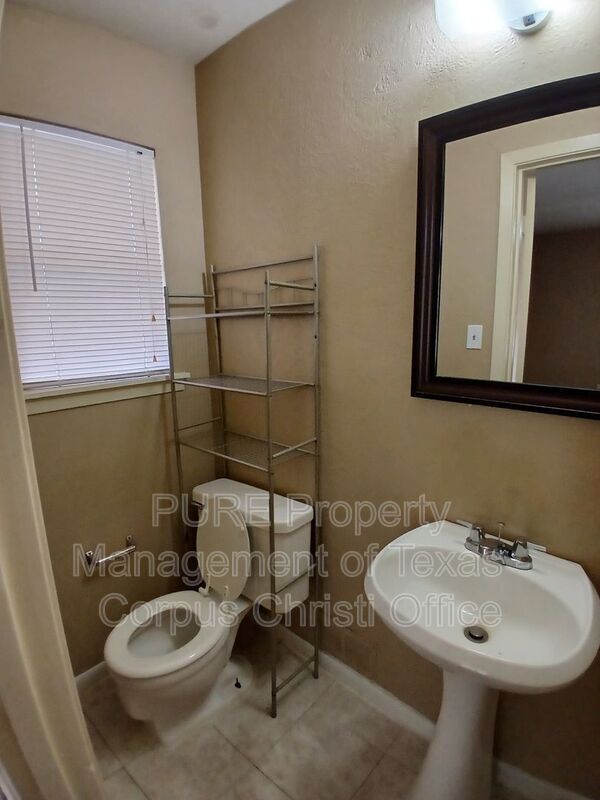 Building Photo - 10745 Kingwood Dr