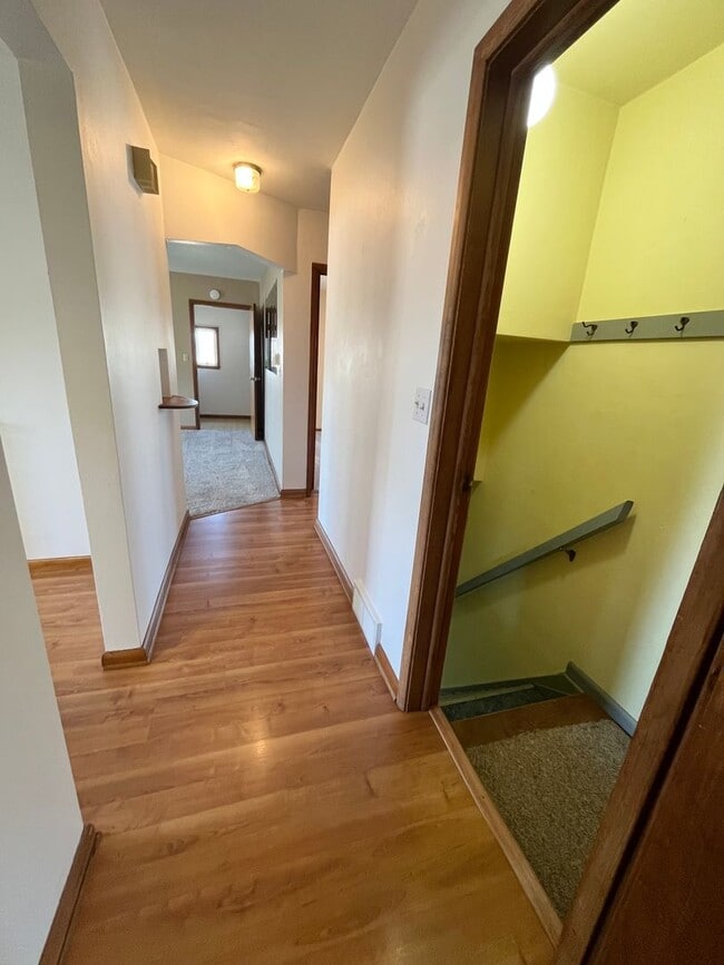 Building Photo - East Side 2 Bed/2 Bath w/ Bonus Room!
