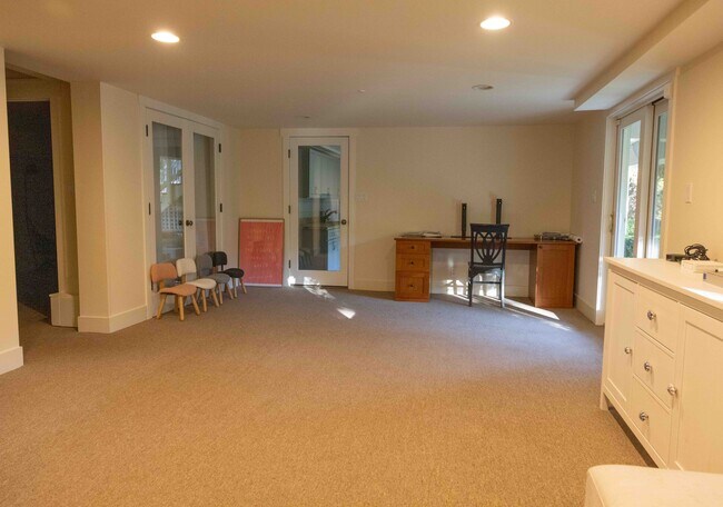 Building Photo - 118 Cornelia Ave