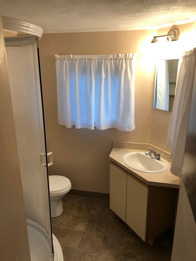 Full Bath (1st Floor) - 88 Boynton Ave