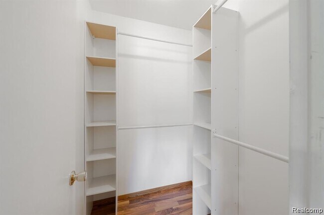 Building Photo - 41415 Harvard Dr