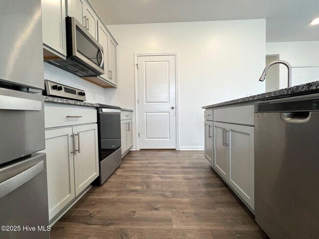 Building Photo - 275 Roberts Pl