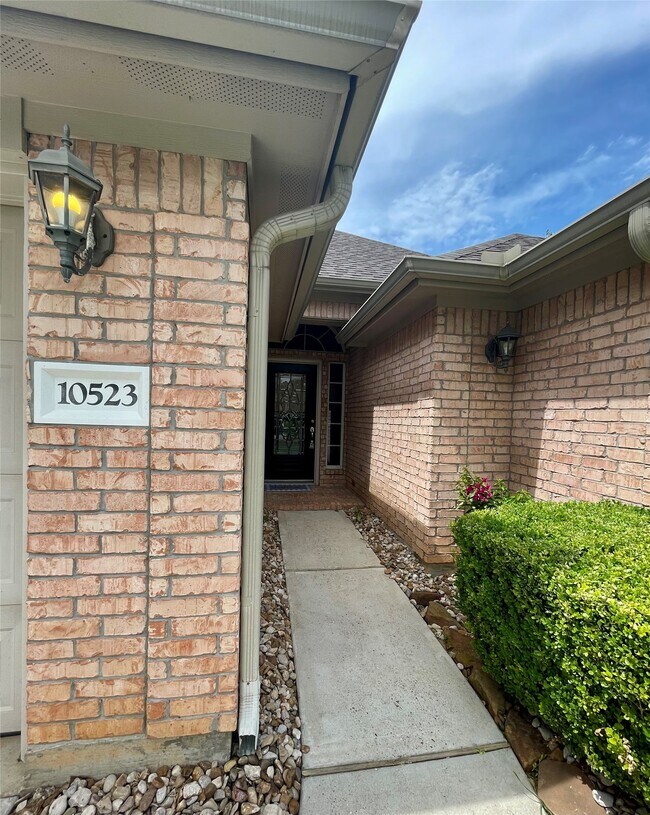 Building Photo - 10523 Torrey Pines Dr