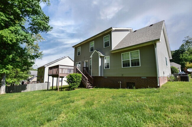 Building Photo - Four Bedroom with Bonus!