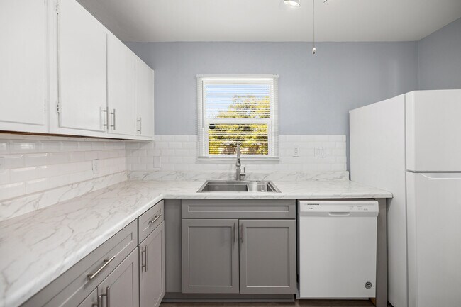 Building Photo - 354 Chicago Ave