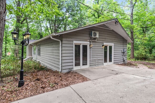 Building Photo - Charming Weatherly Woods Home with In-Law ...