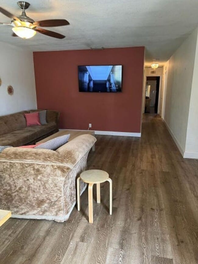 Building Photo - 923 Orange Isle