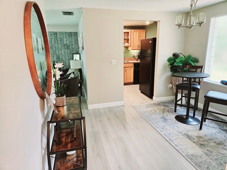 Entry - 18715 Hamilton St