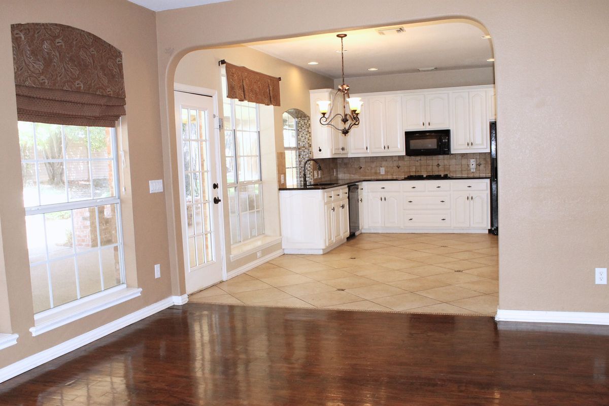 Building Photo - 2719 Hidden Lake Dr