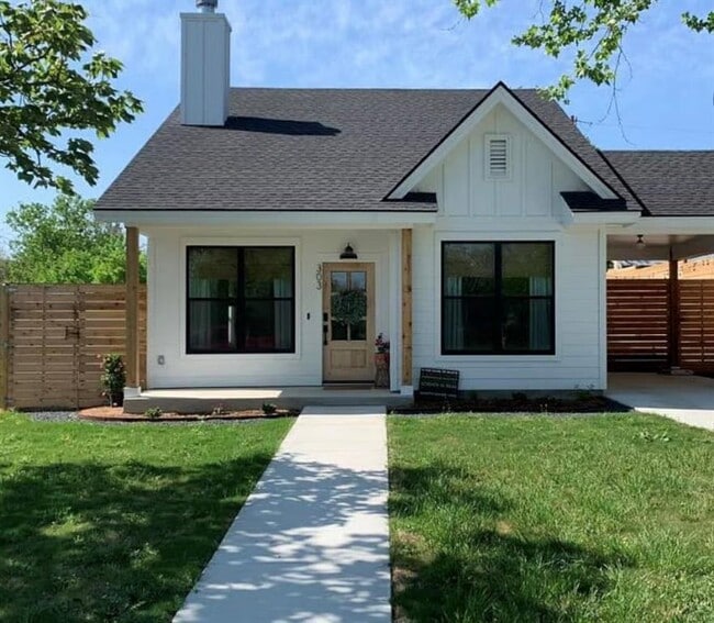 Primary Photo - 303 Austin St