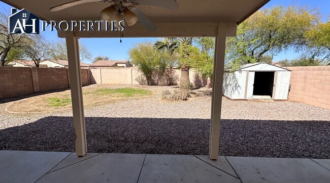 Building Photo - 3 Bed 2.5 bath 2 story house LOTS of storage