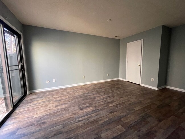 Building Photo - 2 Bed, 1.5 Bath w/ W&D in Unit-Move in Ready!