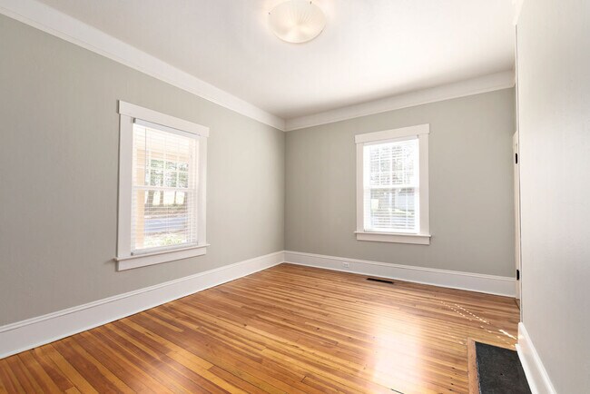 Building Photo - Updated Craftsman Cottage in West Asheville