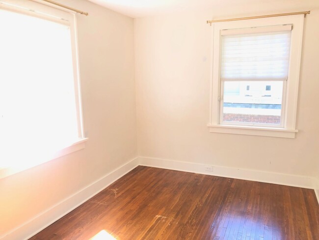 Building Photo - Beautiful 3 BR 1.5 bathroom house in histo...