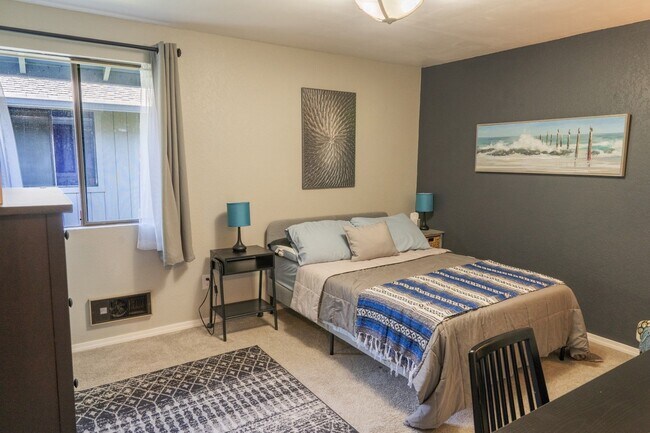 Building Photo - 2Bd/1.5Ba Shoreline Condo