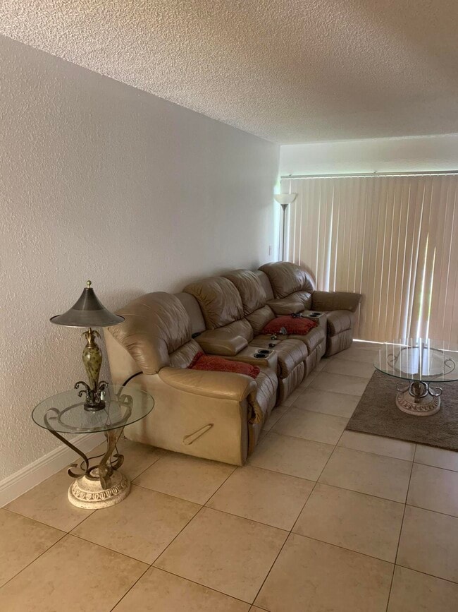 Building Photo - 1482 Lake Crystal Dr