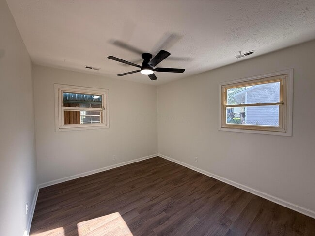 Building Photo - 100 Valley View Dr