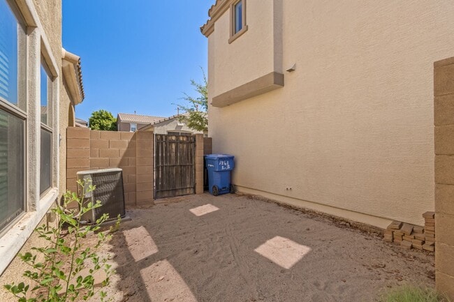 Building Photo - Welcome Home 3B/2BA in Lyons Gate!
