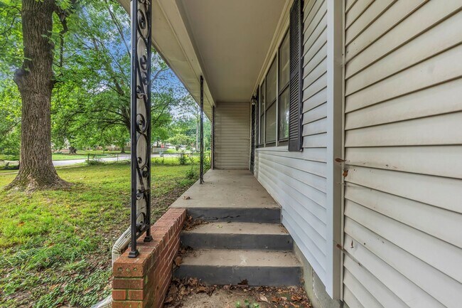 Building Photo - 401 Conwell Rd