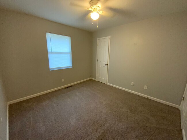 Building Photo - 4623-4623 W Bainbridge Dr