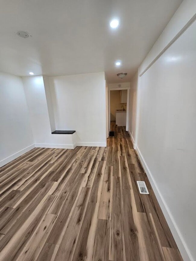 Building Photo - Spacious One Bedroom Duplex located near South Sherman and English Ave