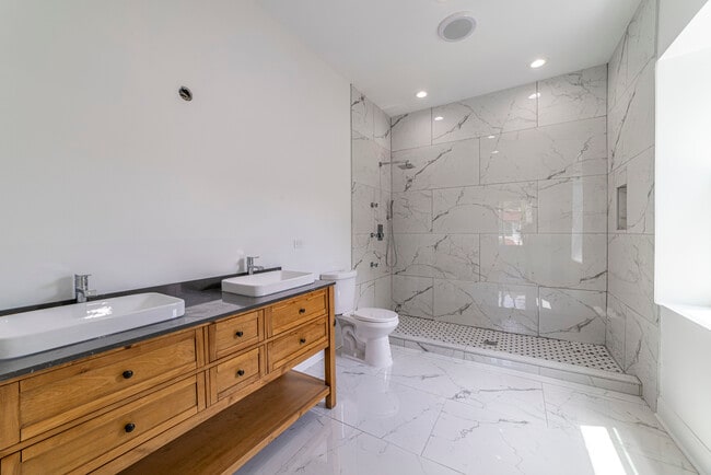 Building Photo - 6911 S Kimbark Ave