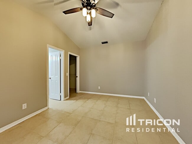 Building Photo - 707 Sand Ridge Dr