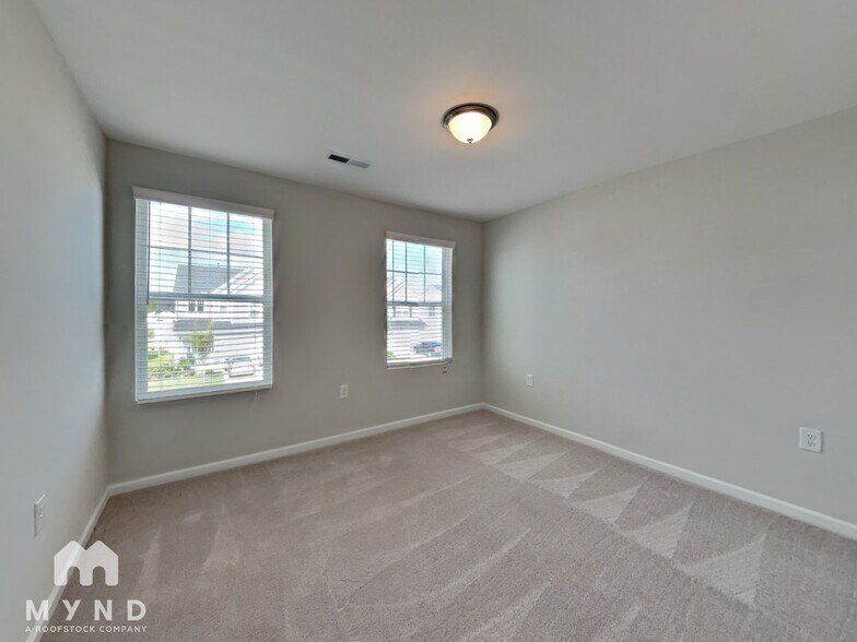 Building Photo - 1621 Trembley Pk Dr