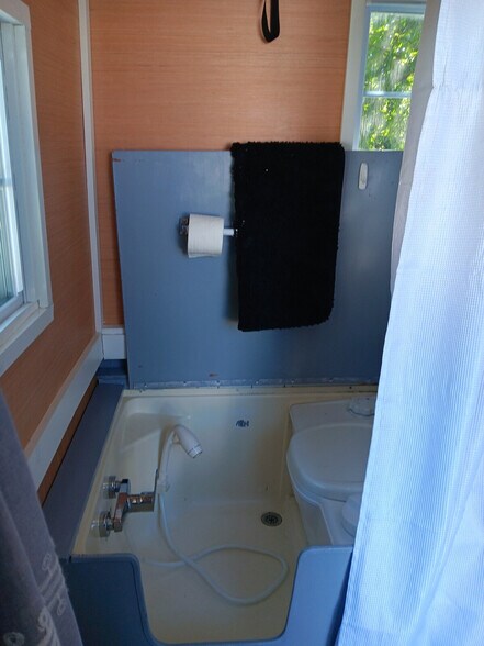 Building Photo - 80 Perkins Ave