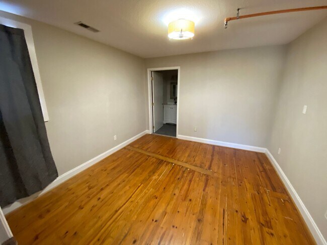 Building Photo - 1 bed apartment in Red Bank!