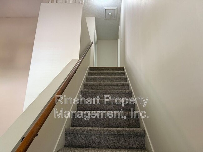 Building Photo - 2083 Ridgecrest Rd