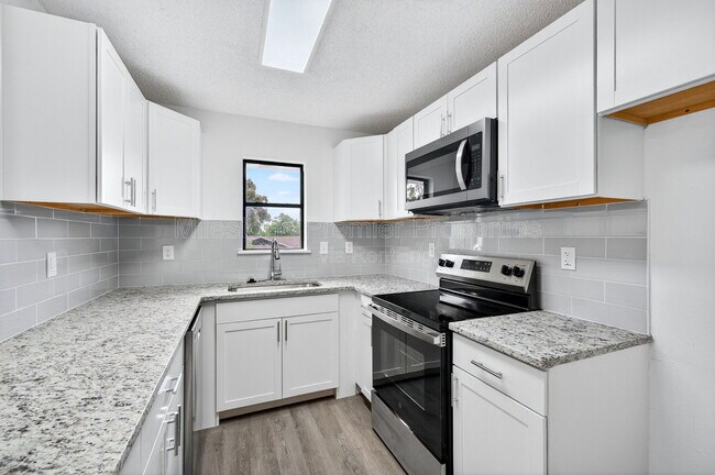 Building Photo - 701 E Morton St