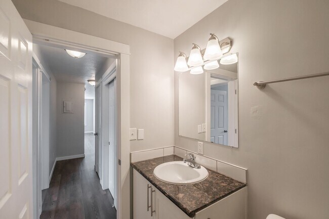 Building Photo - Comfortable 1 Bed, 1 Bath Second Floor Apartment Near Downtown Albany!