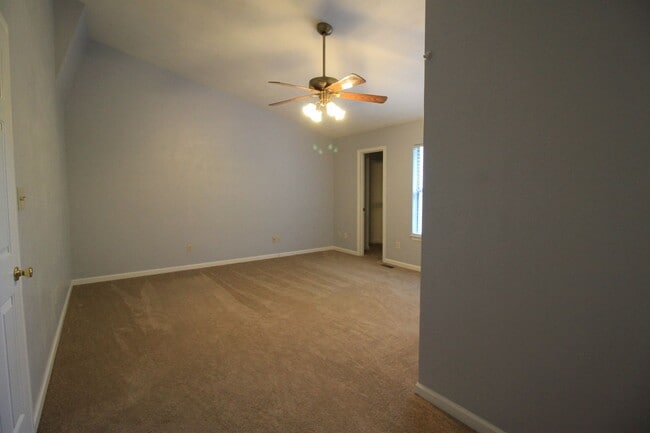 Building Photo - 2 Bedroom 2 Bath Townhome