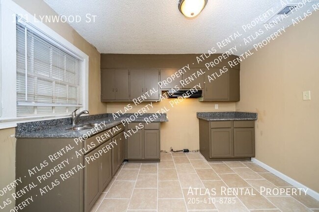 Building Photo - 121 Linwood St