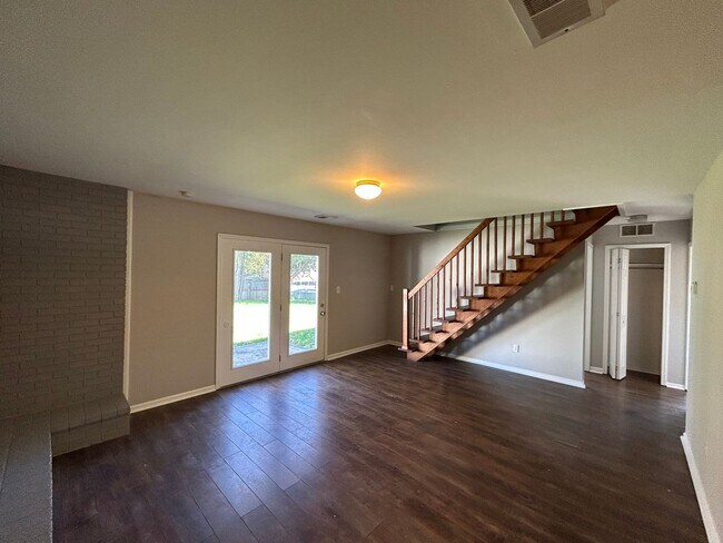 Building Photo - 4 bedroom 2 bath - Levittown