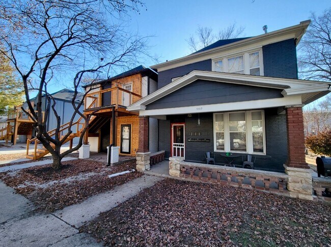 Building Photo - 1117 W 41st Terrace