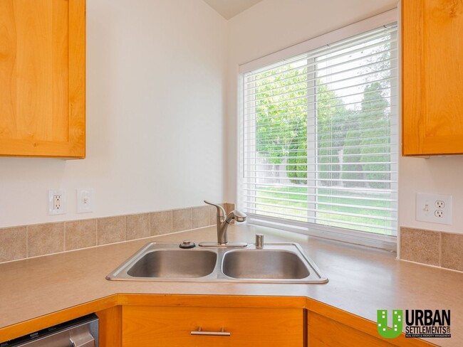 Building Photo - Beautiful 3-Bedroom Home in Desirable Rive...