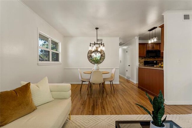 Building Photo - Beautifully Renovated 3-Bed, 2-Bath Home i...